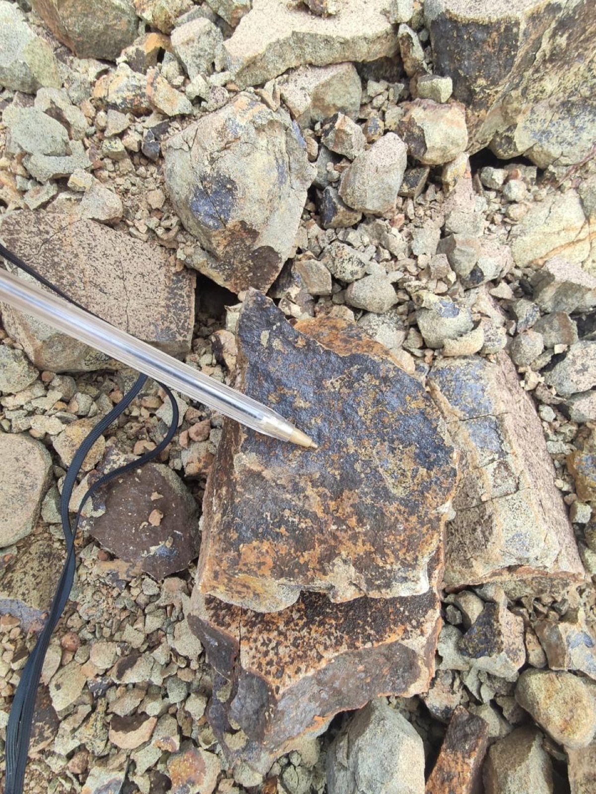 Descrição de afloramento rochoso em área de mineração