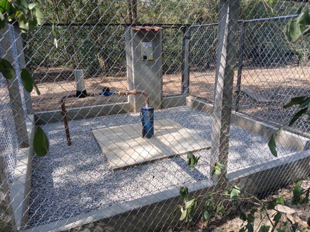 Poço tubular de uso insignificante adequado com cerca e laje de proteção